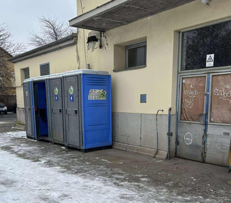 Fél év alatt sem készült el a kiskunfélegyházi MÁV-állomás mosdója