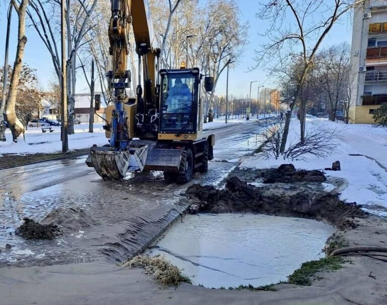 Négy lépcsőházban szünetel a vízszolgáltatás a Március 15-e utcában történt csőtörés miatt