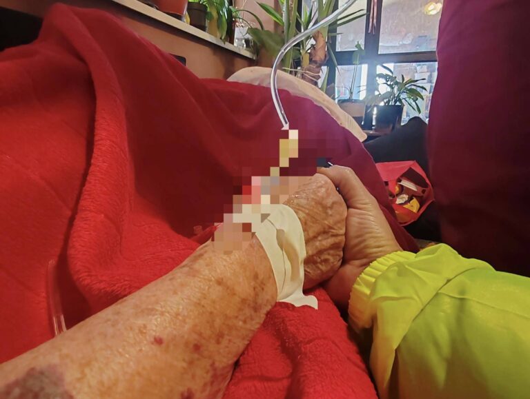 Mezítláb, az ablakon keresztül szökött meg a tiszaalpári idősek otthonából egy idős nő – a mentőakció sikeresen megtalálta