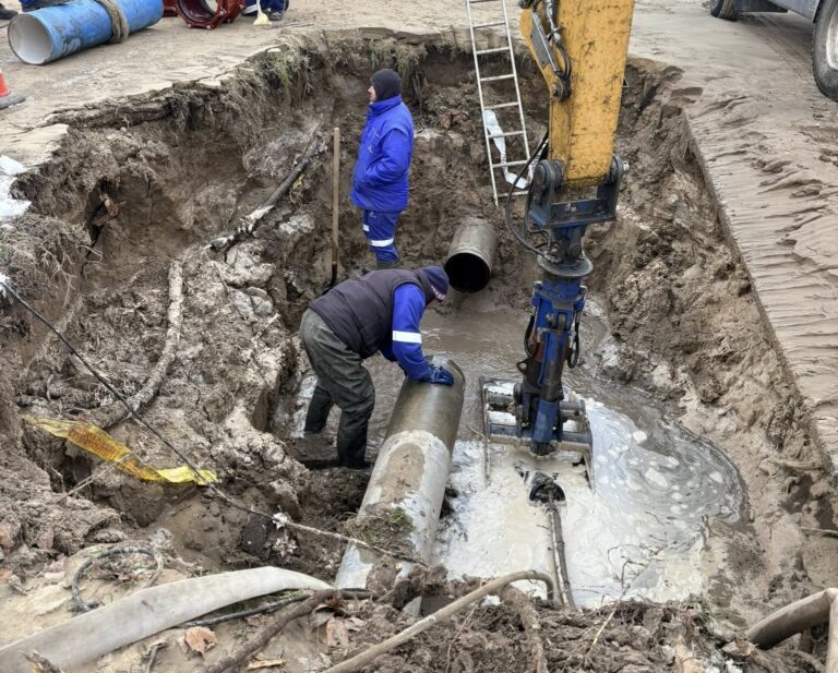 Félpályás útlezárás várható a következő időszakban a Március 15-e utcai csőtörés miatt