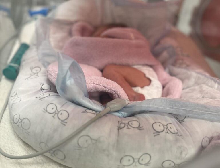 Babafészkekkel és melegítőmatracokkal támogatták a kecskeméti kórház koraszülött részlegét