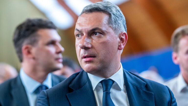 Közlekedésinfót tart a miniszterségét a kampányért felfüggesztő Lázár János