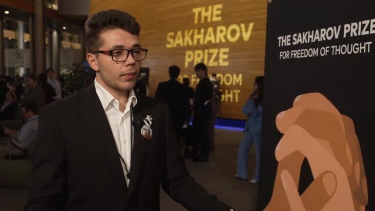 „A korrupció mindent áthat Szerbiában” – videós interjú Dimitrije Dimic diákvezérrel, a 2025-ös Szaharov-díj jelöltjével