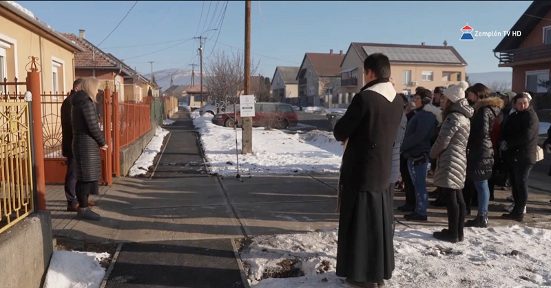 Fantasztikus: ünnepélyesen megáldottak egy kis járdaszakaszt BAZ megyében