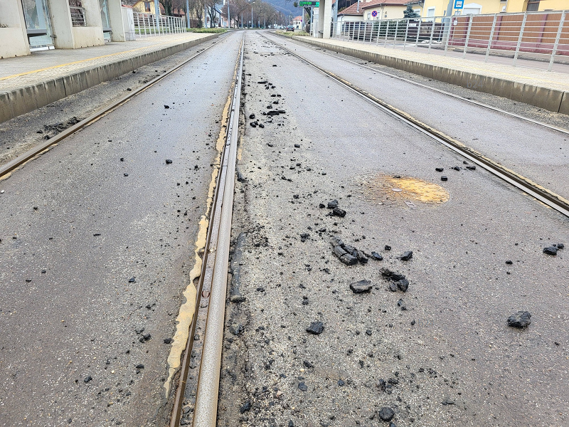 Csendélet Miskolcon: apró darabokra tört a tömítőanyag a villamospálya mellett, talán lépni kellene végre