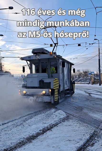 A miskolci hóeltakarítás legjobb része, bevetették a 116 éves M5-ös hóseprő mozdonyt is (videóval)