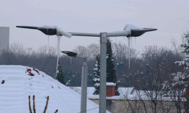 Nemcsak a lábunk elé, hanem fölfelé is érdemes figyelni: itt a jégcsap-veszély