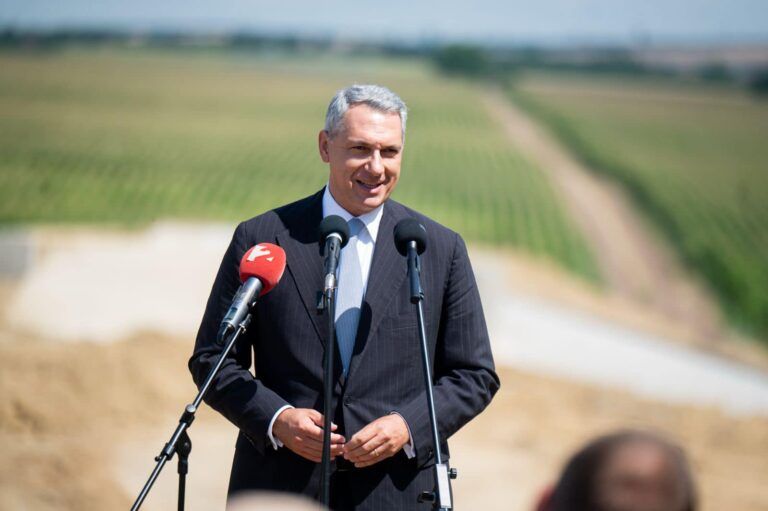 Hadházy: 16 milliárdot loptak szét Lázárék, az OLAF vizsgálatot indít