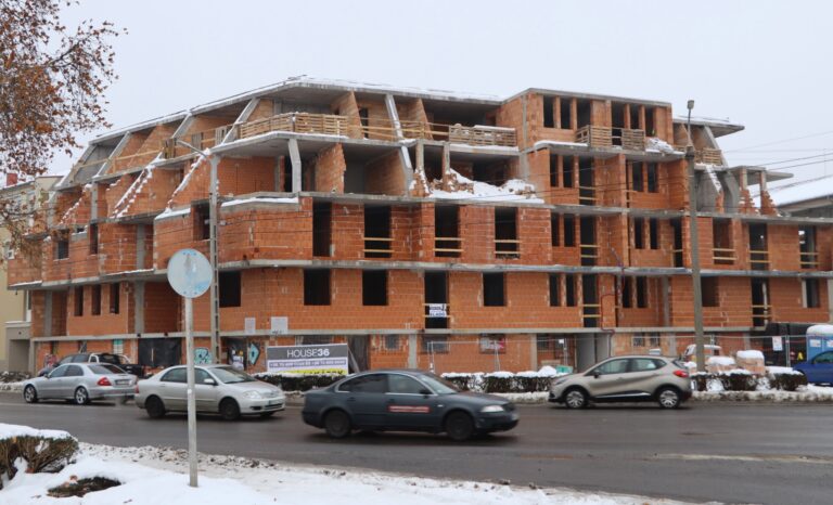 Több mint húsz évig félkészen állt, most befejezhetik a kecskeméti szellemházat, már árulják a lakásokat – de mi lett a károsultakkal?