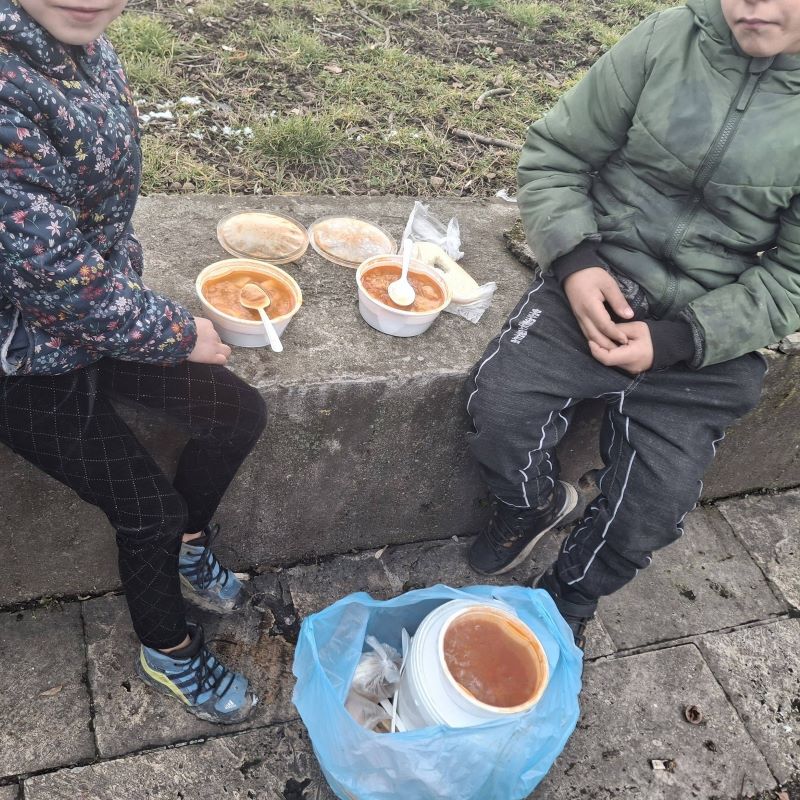 Babgulyás, törődés és összefogás az Újgyőri főtéren – éhes embereknek osztott ételt Miskolcon Galamb Alex (videóval)