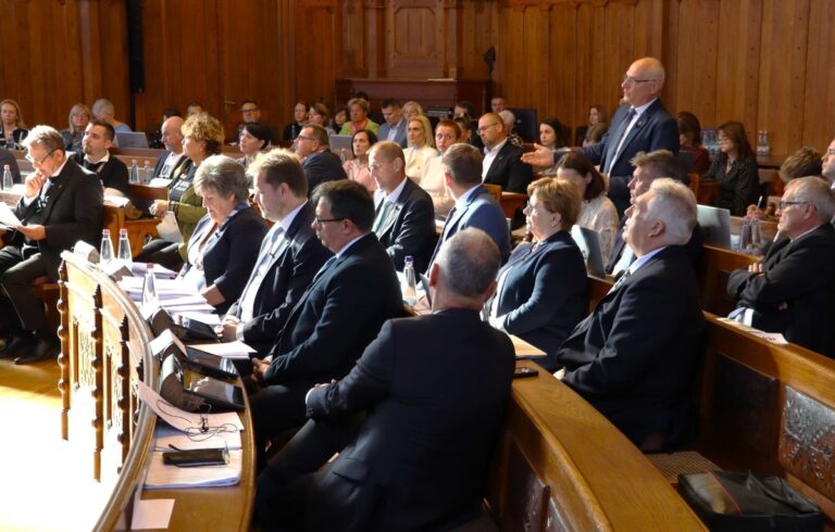 Mutatjuk a kecskeméti képviselők vagyonnyilatkozatait: ingatlanok, plusz fizetések és titkolózó sportcégek