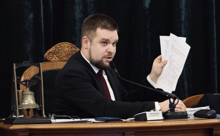 A közgyűlés feloszlatását kezdeményezi a győri polgármester és újabb feljelentést tett