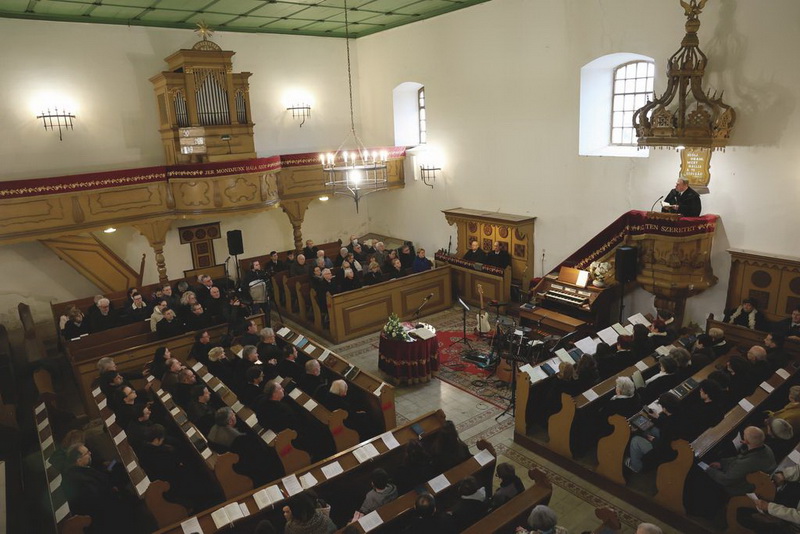 Megint templomban kampányolt Csöbör Katalin, társa is akadt az akcióban