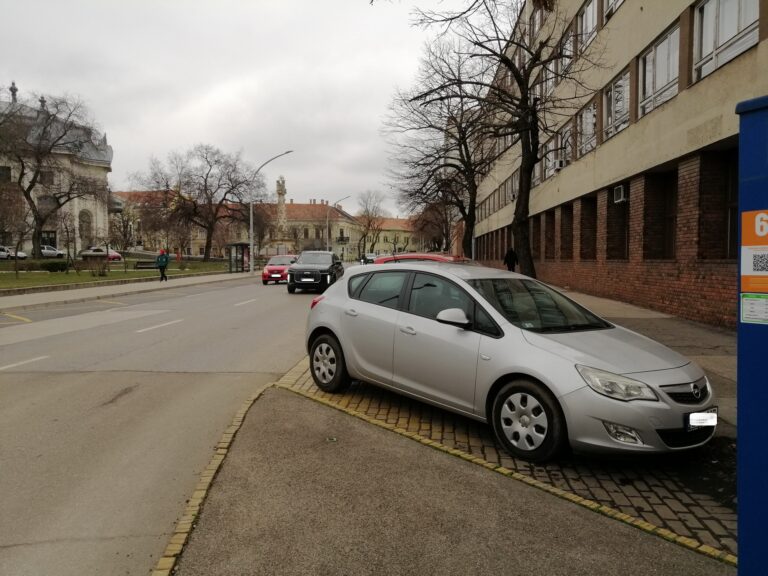 Parkoló helyett bringatámaszok: biztonságosabbá válhat a zebrán történő átkelés a Kada iskolánál