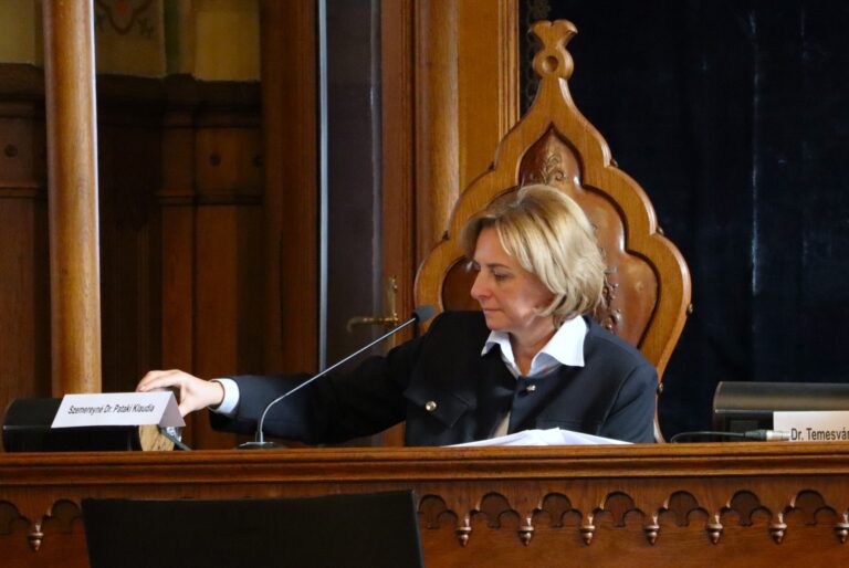 Szemereyné szerint „mindenki túlélte” a kecskeméti hóhelyzetet – parázs vita és idiotázás a közgyűlésen