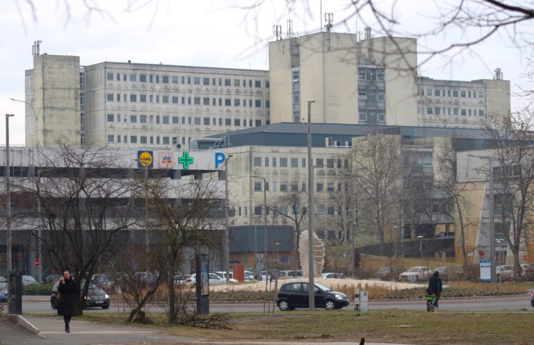 Betörte a kecskeméti kórház arcfelismerőjének üvegét egy férfi, rongálás bűntettével vádolják