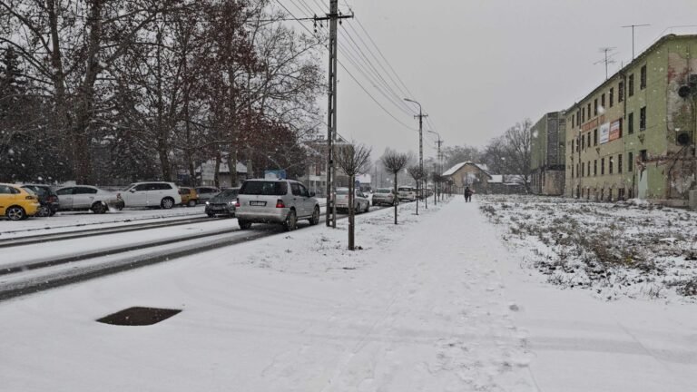 Nem enged a tél, újra havazik, és ónos eső is várható