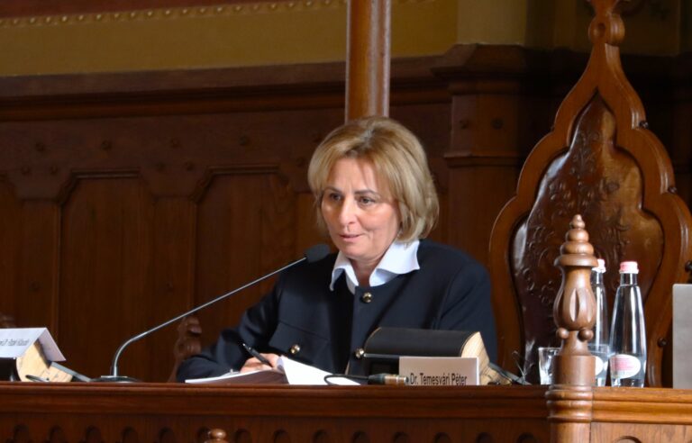 Nem mondott le a polgármester a közgyűlésen és közölte: 27 milliárd forint értékű Optima-kötvényt visszaváltottak