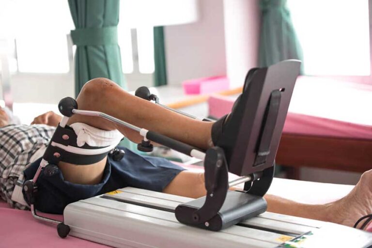 Több ezren várnak térdprotézis-műtétre a Dél-Alföldön – Szegeden és Kecskeméten is sok a beteg