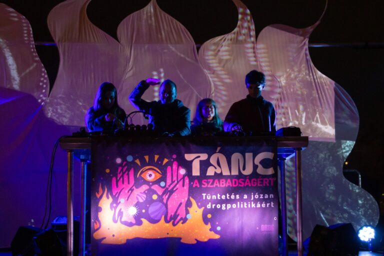 Újabb táncos demonstrációt szervez a Drogriporter a Kossuth térre