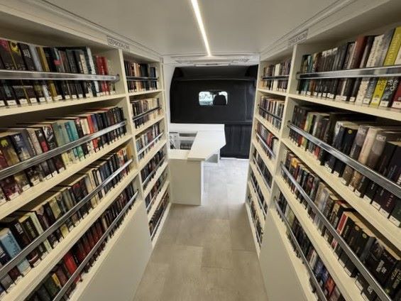 Könyvek, folyóiratok, filmek, nyomtatás és fénymásolás – megújult könyvtárbusz járja a borsodi falvakat