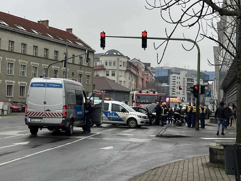 Karambol lassíthatja a forgalmat Miskolc belvárosában