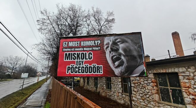 Az internet népe válaszolt a miskolci városvezetés Magyar Pétert lejárató plakátkampányára