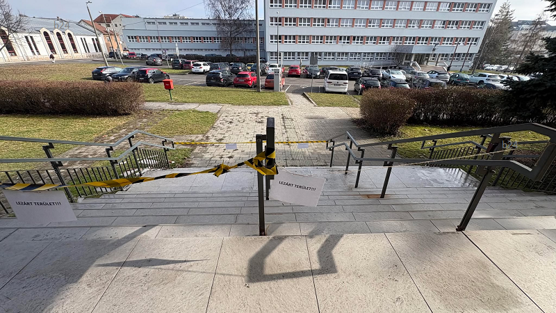 Miért néz ki így egy miskolci állami intézmény bejárata?