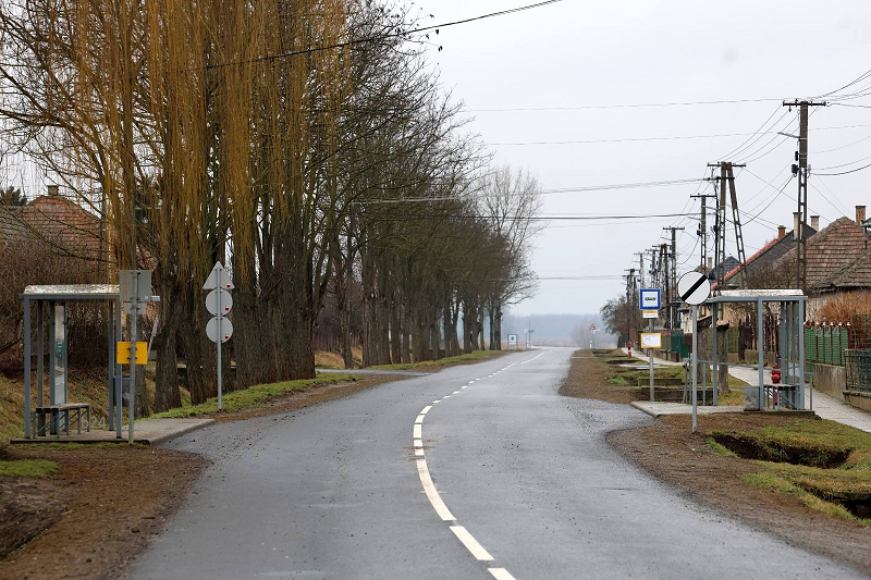 Átadtak egy 12 kilométeres BAZ megyei közutat – ismét szalagátvágás és a szakasz megszentelése volt a menü