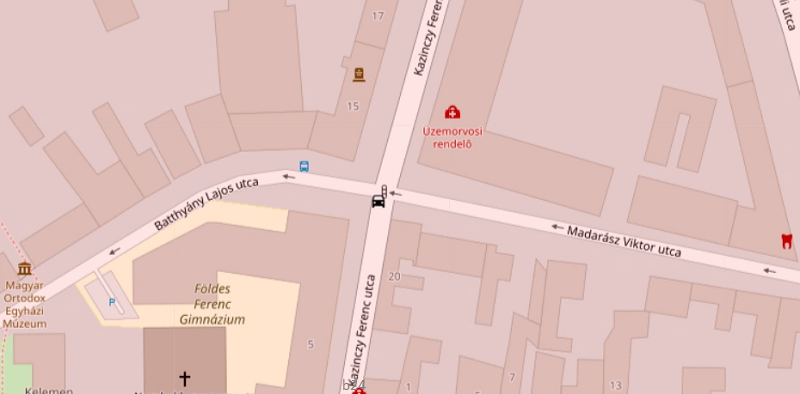 Busz és személyautó ütközött össze Miskolcon, a mentők is a helyszínen