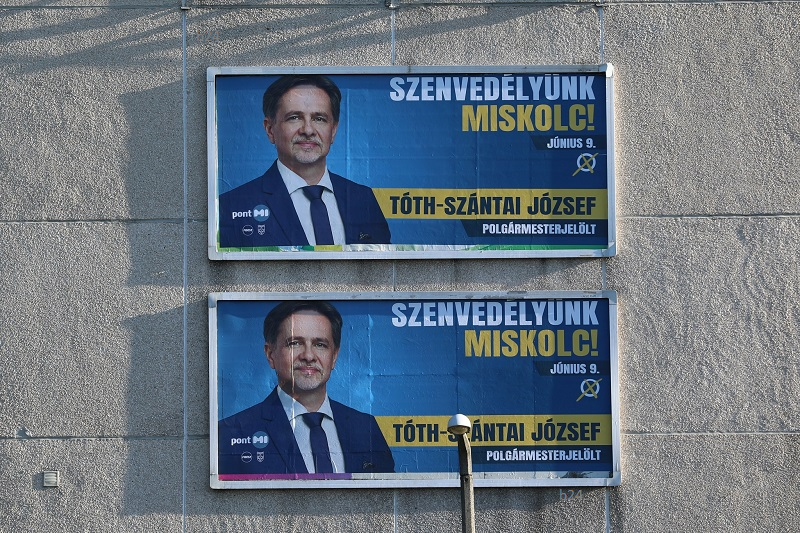 Érdekes Fidesz-rafináltságra hívták fel a figyelmet a pultozásnál – a vesztésre álló jelöltek szinte elrejtik valódi pártjukat?