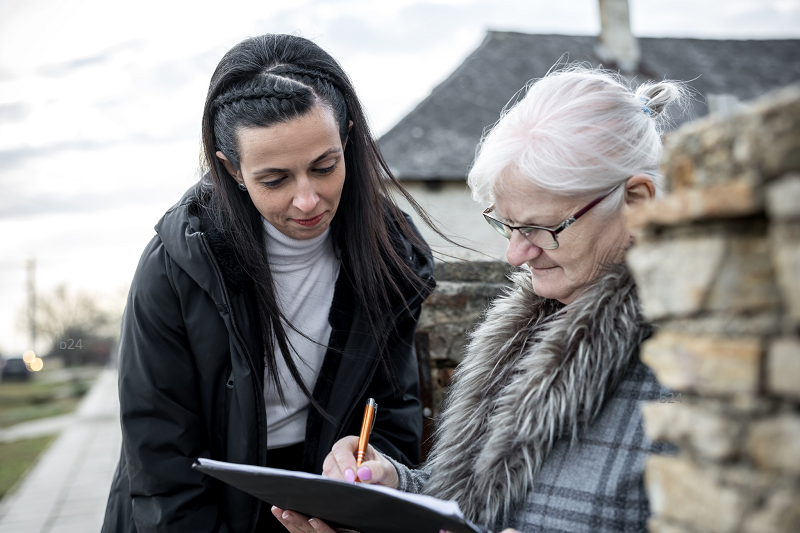 Koncz Zsófia és stábja házról házra járva gyűjtögette a támogató aláírásokat – ismét megjelent a kampányban a kisgyermek