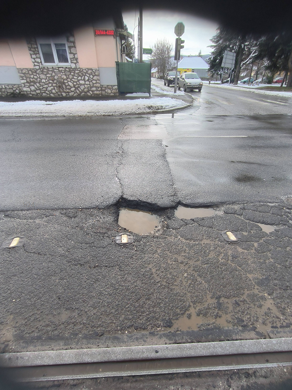 Miskolc: ez megint nem kátyú, hanem már inkább gödör – igazi kerékgyilkos