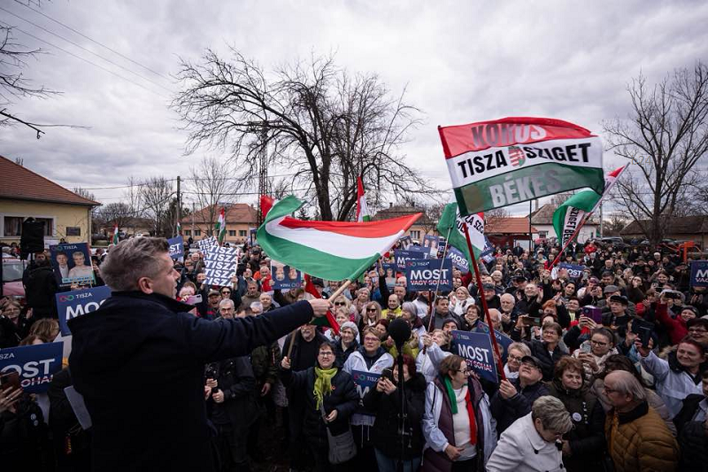 A Fidesz utolsó védőbástyája is omlani látszik, egy 1600 lelkes kisközségben is ilyen tömeget vonzott a Tisza fóruma
