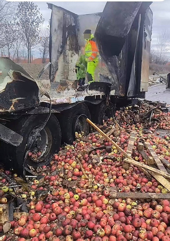 Lezárták az M3-as autópályát, egy kamion rakománya beborította az egész úttestet
