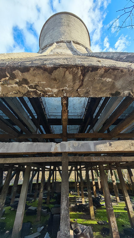 Érdekes képek az évtizedek óta pusztulásra ítélt DAM területéről – az utóbbi hónapokban megmozdult az állóvíz