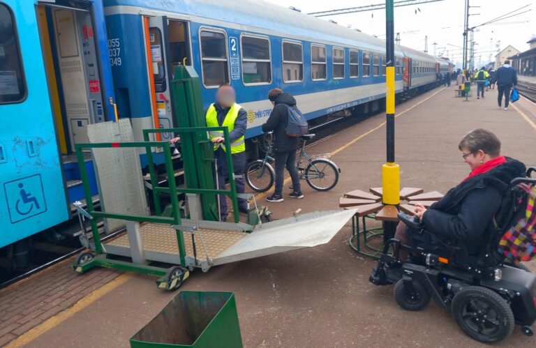 Lesz-e emelő, hozzáértő kalauz, tiszta mosdó? – nagy lutri a vonatozás a kerekesszékeseknek