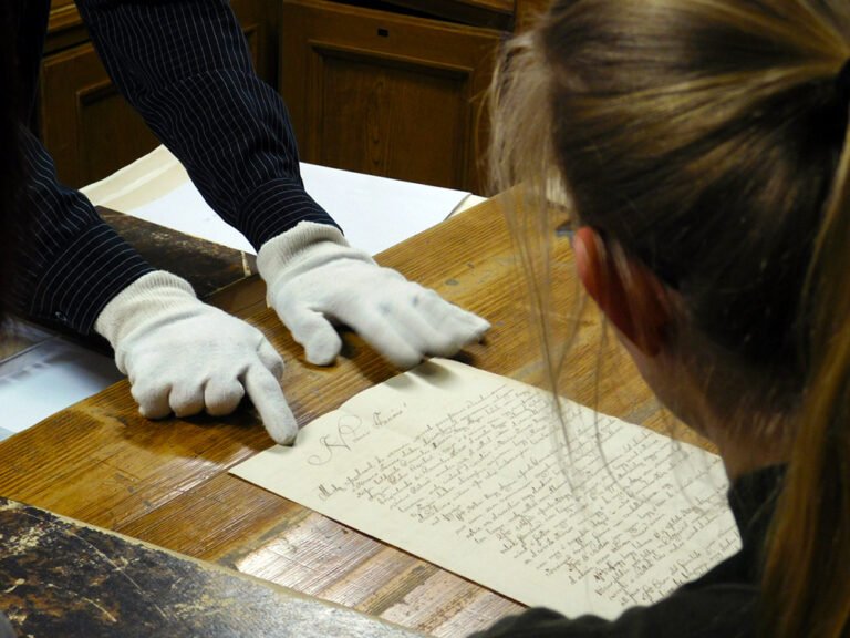 Alulfizetettek, mégis kitartók – a levéltári dolgozók többsége alig keres nettó 300 ezer forintot, derült ki egy belső felmérésből