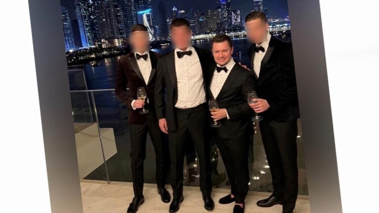 444: Konténerekben hordják Dubajba a Matolcsy család vagyontárgyait – vintage autókat, bútorokat és más nagy értékű ingóságokat is