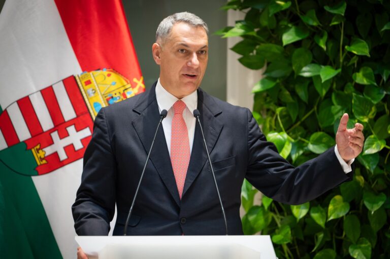 Hétfőn Kecskemétre érkezik Lázár János, a piacon tart Lázárinfót