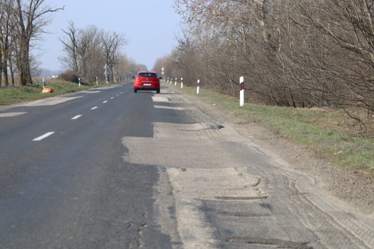 Hiába a kormányhatározat, a Magyar Közút válasza alapján év vége előtt nem lesz felújítva az 52-es főút