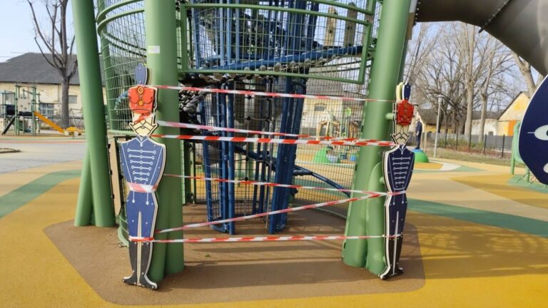 Lezárták a decemberben átadott játszótéren a csúszdatornyot, mert balesetveszélyes