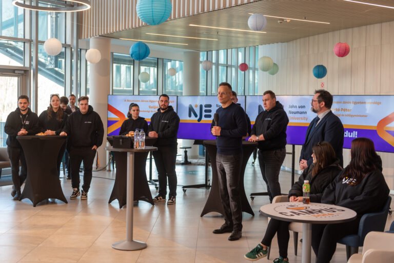 Zárt körben találkozott Szijjártó az egyetemistákkal, előzetesen a HÖK tagjai tudtak az érkezéséről