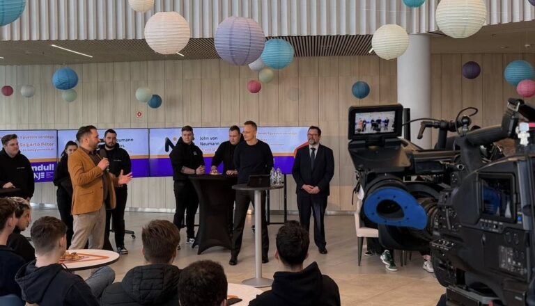 Szijjártó a kecskeméti egyetemen arról beszélt, szerinte kiknek kell állniuk a kormányrúdnál