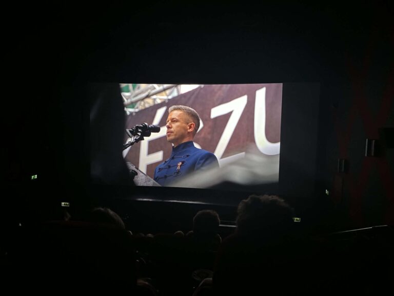 Kecskeméten nem tudtuk, így Budapesten néztük meg a Magyar Péter-filmet (vélemény)