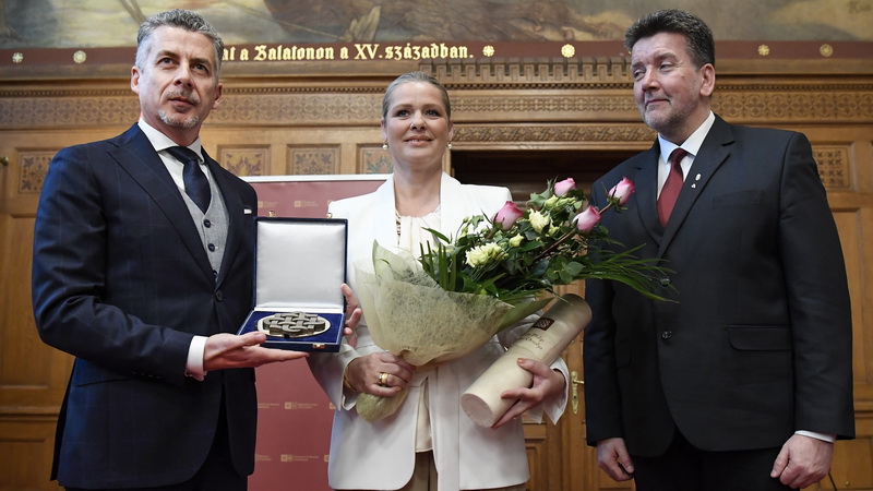 Állami kitüntetés asztrológiáért és politikai háttértámogatásért – újabb vitát kavart Rákay Philip köre