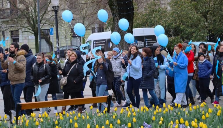„Egy elfogadóbb világ nem magától születik, mi építjük meg” – kék zászlókkal sétáltak Kecskemét főterén az autizmus világnapja alkalmából (galériával)