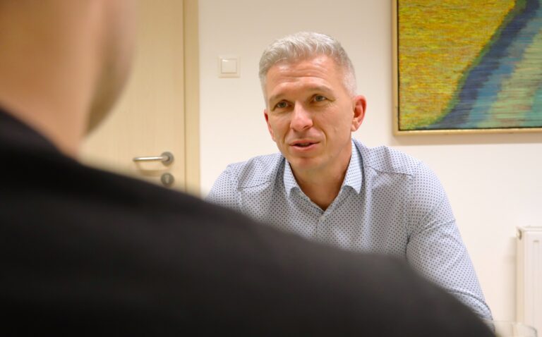 “Ha bejutok az Országgyűlésbe, nem szavazógépnek megyek” – interjú Csőszi Attilával