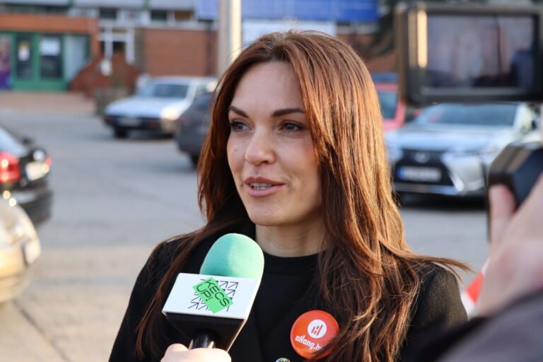 Az aPont Kecskemét az egyetem előtt demonstrált a 127,5 milliárd miatt, a Tisza Párt is jelen volt (videóval)