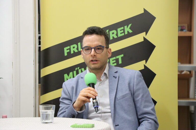 Beláthatatlan következményei lehetnek, ha a Tisza csak 2-3 százalékkal tudja megverni a Fideszt – László Róbert volt a KecsUP Est vendége